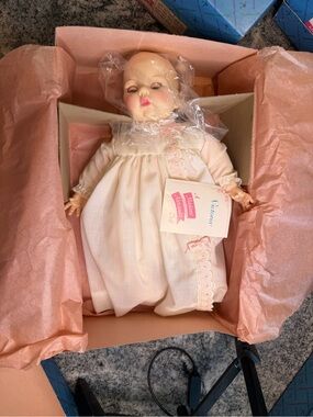 Vintage  VICTORIA 1960s Madame Alexander doll with Original Box